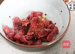 The secret of beach steak is crispy on the outside and tender on the inside.Eat the meat with a big bite~ Illustration of how to do it 6