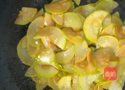 Illustration of how to make fried zucchini with tomato sauce 4