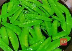 Illustration of how to make fried snow peas with meat 3