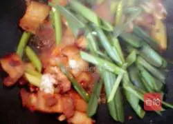 Illustration of how to make twice-cooked pork with garlic sprouts 12