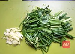 Illustration of how to stir-fry river shrimps with chives and moss 4