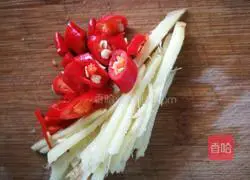 Illustration of how to stir-fry shrimps with leeks 5