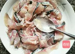 Illustration of how to make spicy boiled fish 6