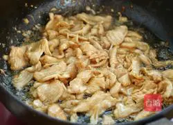 Illustration of how to make carrots, fungus and chicken slices 5