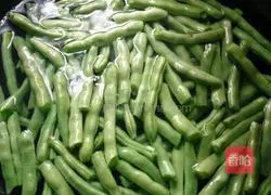 Illustration of how to stir-fry green beans with bacon 6