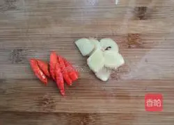 Illustration of how to make stir-fried leeks with clam meat 3