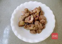 Illustration of how to make sour radish and duck soup hot pot 1