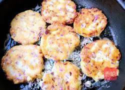 Illustration of how to make scallion mashed potato cake 8