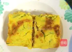 Illustration of how to make egg pancakes with cucumber, meat floss and tomato sauce 17