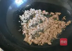 Illustration of how to stir-fry minced meat with carrots, garlic and moss during the Lantern Festival on the 15th day of the first lunar month 6