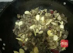 Illustration of how to make spicy onion chicken 4