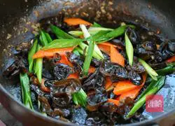 Illustration of how to make carrots, fungus and chicken slices 7