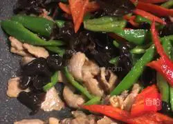 Illustration 6 of how to stir-fry meat with double pepper and fungus 