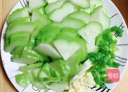 Illustration of how to make tomato sauce, chayote and shrimp 4