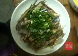 Illustration of how to make razor clams with scallion oil 1