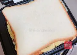 Illustration of how to make edge-sealed tuna sandwich (5-minute quick meal) 15