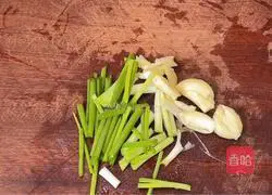 Illustration of how to make stir-fried vermicelli with cabbage and eggs 1