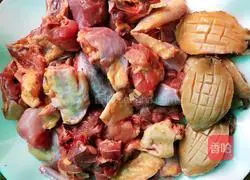 Illustration of how to make abalone braised chicken 1