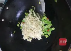 Illustration of how to make fried shrimp skin with green pepper 7