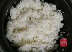 Illustration of how to make cured meat and colorful fried rice 2