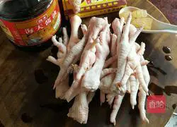 Illustration of how to make chicken feet with pepper and sesame seeds 1