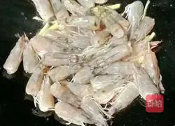 Illustration of how to make millet and shrimp porridge 3