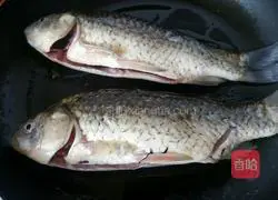 Illustration of home-style braised small crucian carp 2