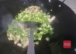 Illustration of how to stir-fry pork belly with garlic sprouts and peanuts 6