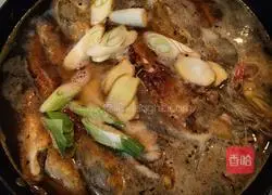  Illustration of how to make oily fish stewed with prawns 4