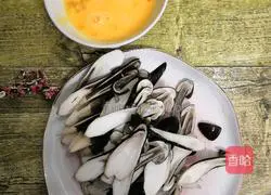 Black Illustration of how to make scrambled eggs with mushrooms 2