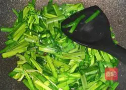 Illustration of how to make stir-fried river shrimp with leeks 3