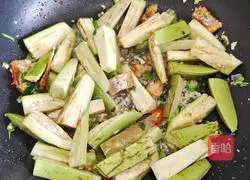 Illustration of how to cook eggplant with salted fish 7