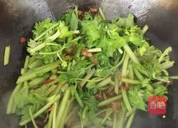 Illustration of how to make fried pork with parsley 10