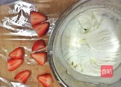 Illustration of how to make strawberry hot cream cake roll 6