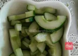 Illustration of how to make fried shrimps with cucumber and cashew nuts 3