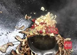 Illustration of how to stir-fry pig ears with three peppers 6