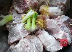 Illustration of how to make Sichuan-style steamed pork ribs with rice flour 2