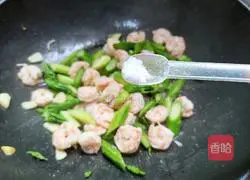 Illustration of how to make fried asparagus and shrimps 11