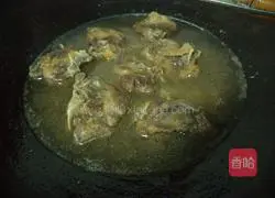 Illustration of how to make sweet and sour pork ribs with young bamboo shoots and enoki mushrooms 10