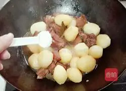 Illustration of how to cook pork ribs and stewed baby potatoes 10