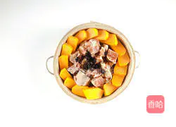Illustration of how to make steamed pork ribs with lotus leaf pumpkin 2