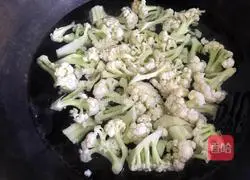 Illustration of how to make organic cauliflower fried meat slices 3