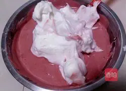 Illustration of how to make red yeast cream cake roll 8