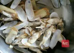 Illustration of how to stir-fry razor clams with ginger and green onion 3