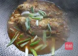 Illustration of how to make crucian carp with green onions 8