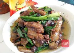  Illustration of how to make twice-cooked pork with garlic sprouts and beans 7