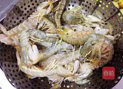 Illustration of how to make salt and pepper shrimp 1