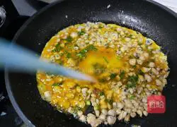 Illustration of how to make scrambled eggs with clams 6