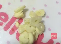 Illustration of how to stir-fry three diced broccoli 2