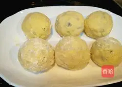 Illustration of how to make thin-crusted shepherd's purse dumplings with large fillings 10